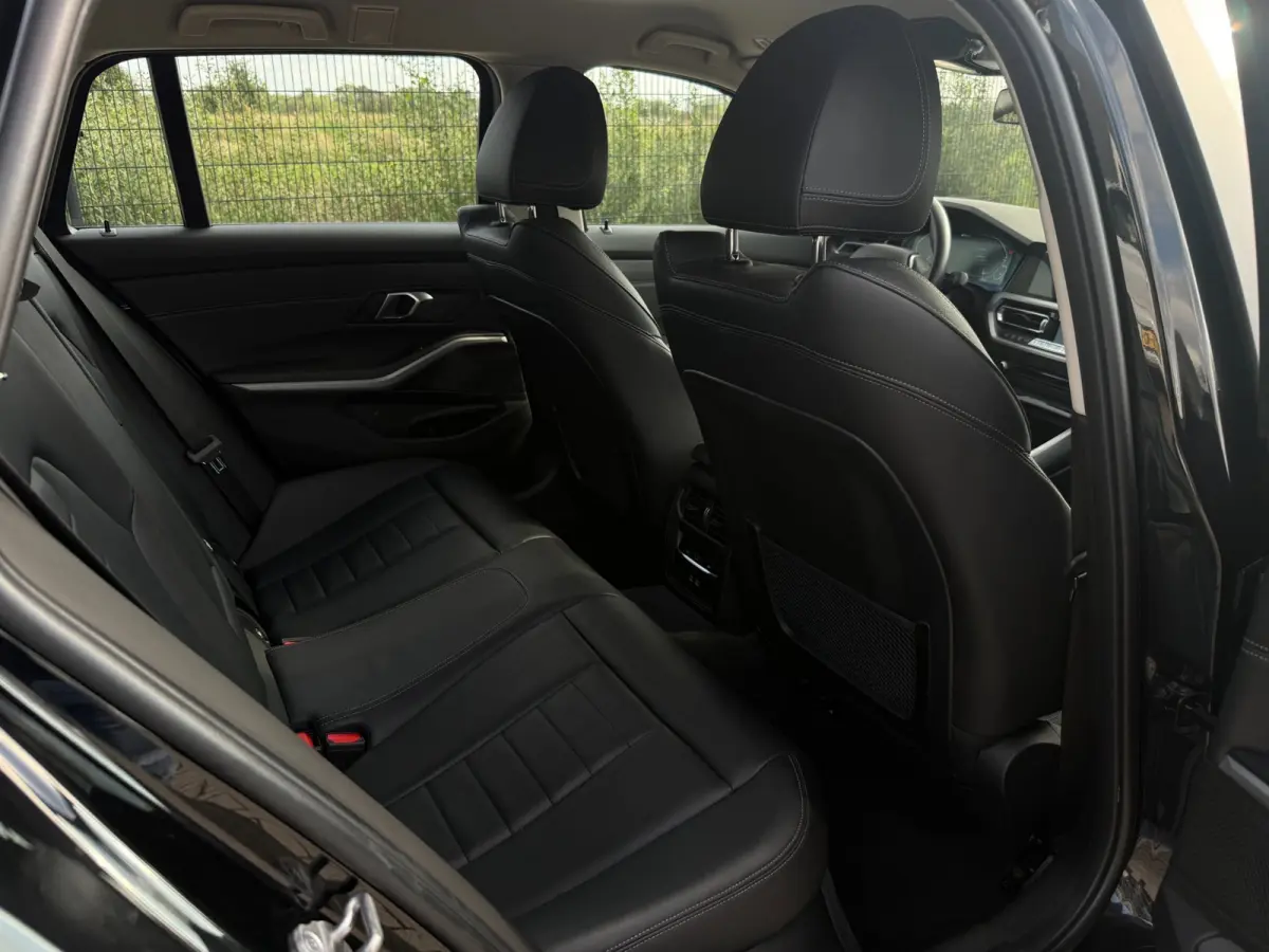 320e Business Edition Plus | Camera | Laser | Stoelverwarming | Carplay |