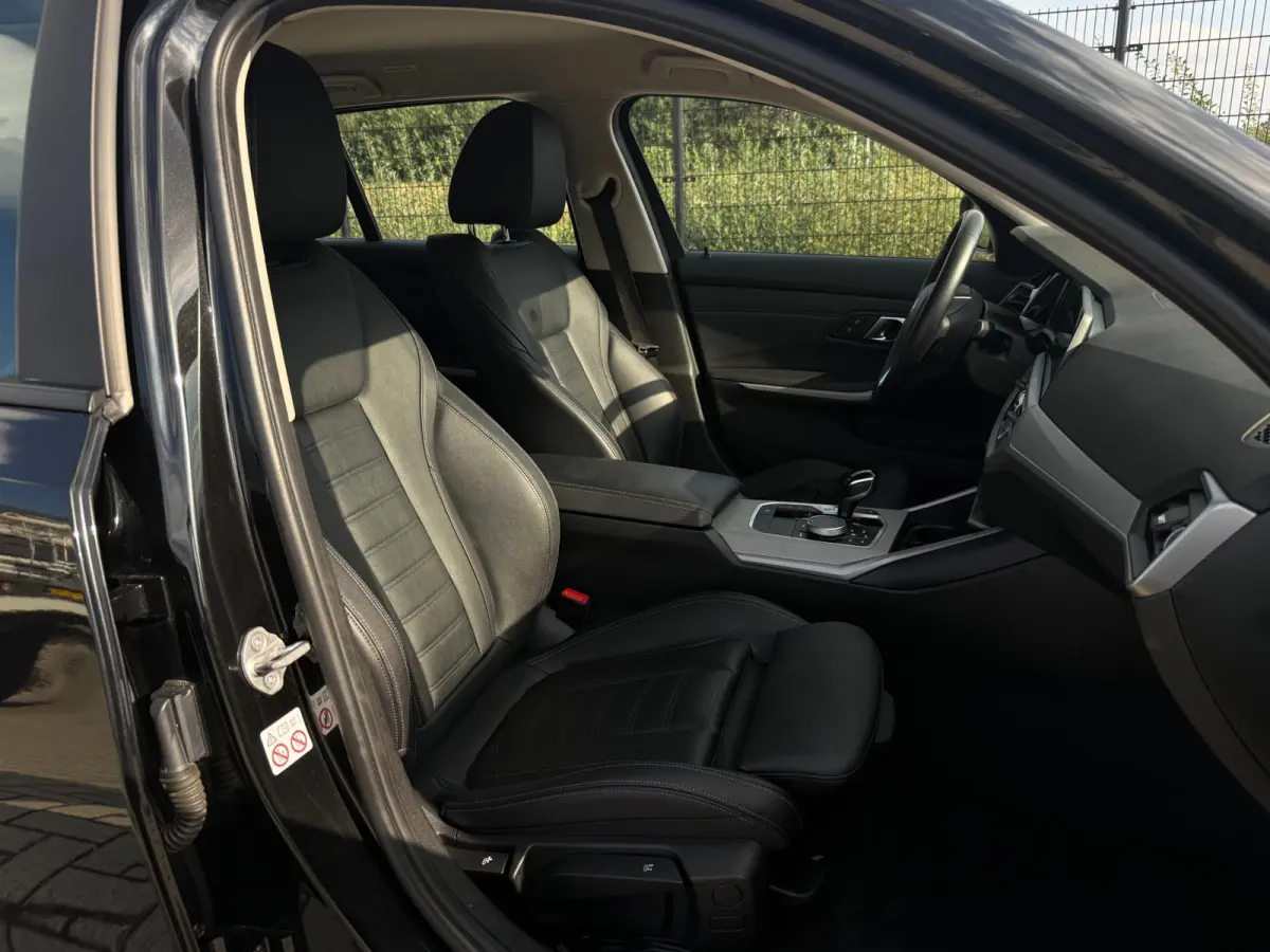 320e Business Edition Plus | Camera | Laser | Stoelverwarming | Carplay |
