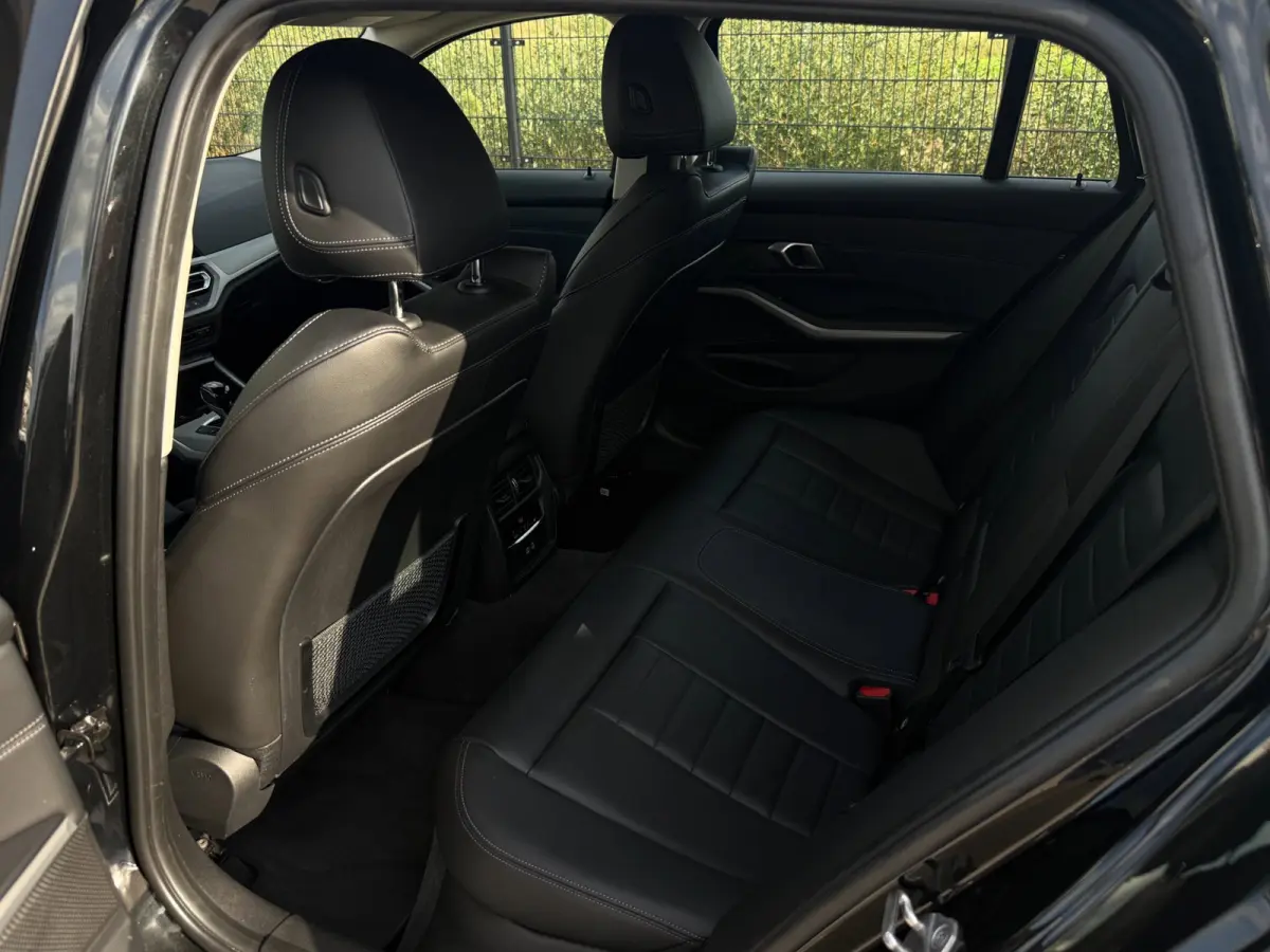 320e Business Edition Plus | Camera | Laser | Stoelverwarming | Carplay |
