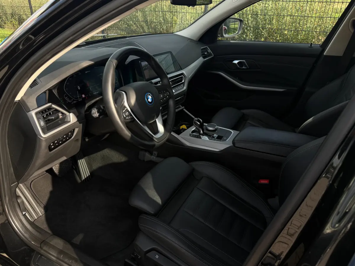 320e Business Edition Plus | Camera | Laser | Stoelverwarming | Carplay |