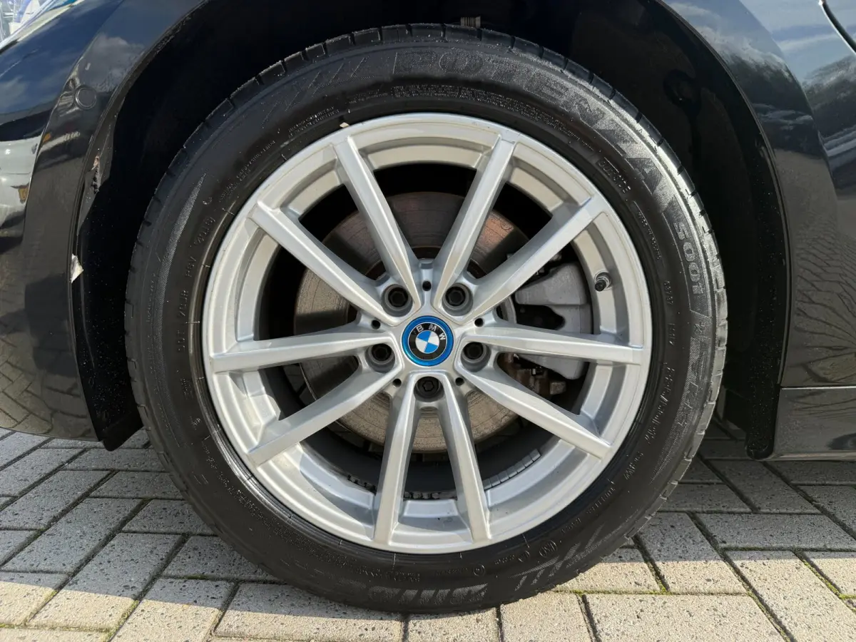 320e Business Edition Plus | Camera | Laser | Stoelverwarming | Carplay |