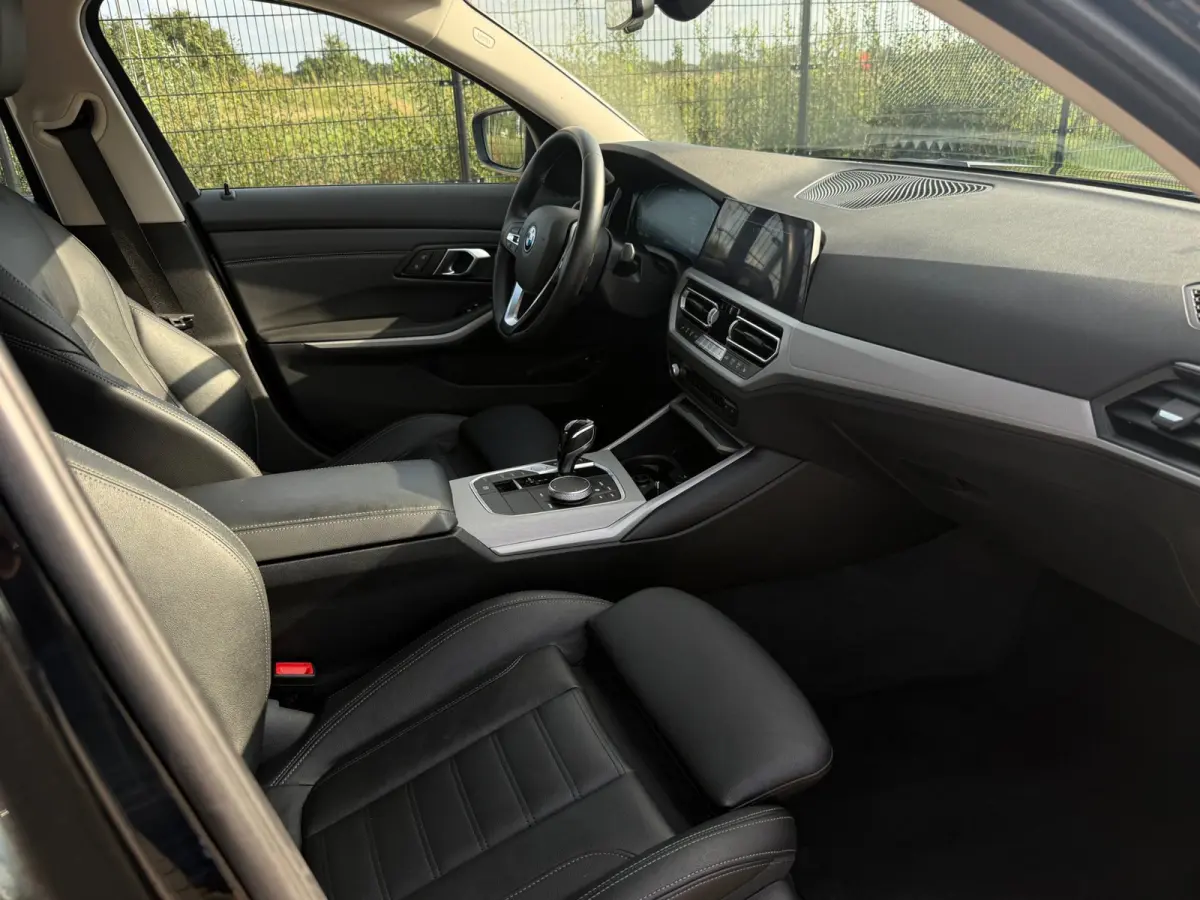 320e Business Edition Plus | Camera | Laser | Stoelverwarming | Carplay |