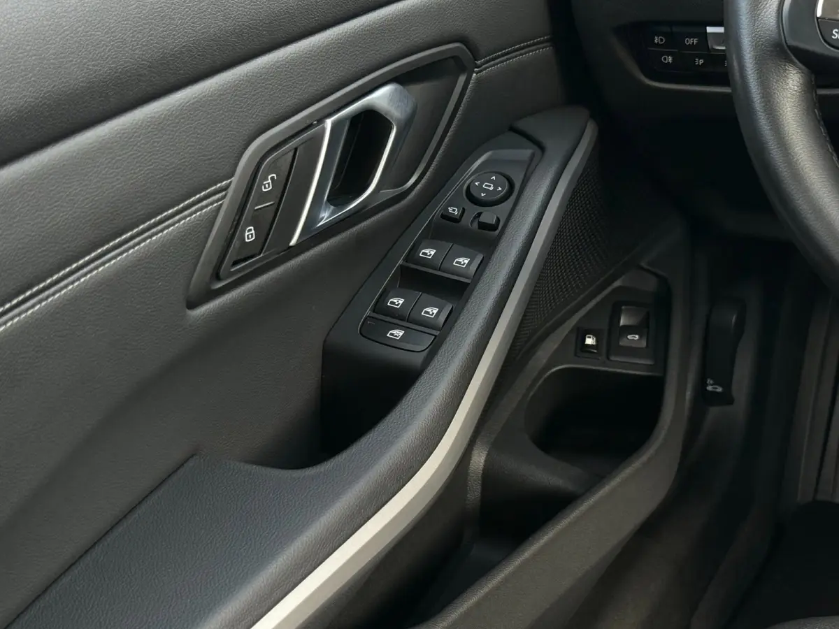 320e Business Edition Plus | Camera | Laser | Stoelverwarming | Carplay |