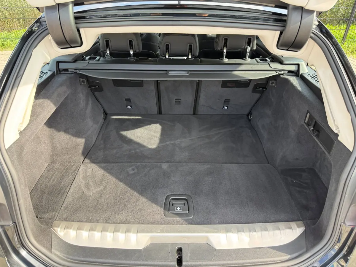 320e Business Edition Plus | Camera | Laser | Stoelverwarming | Carplay |