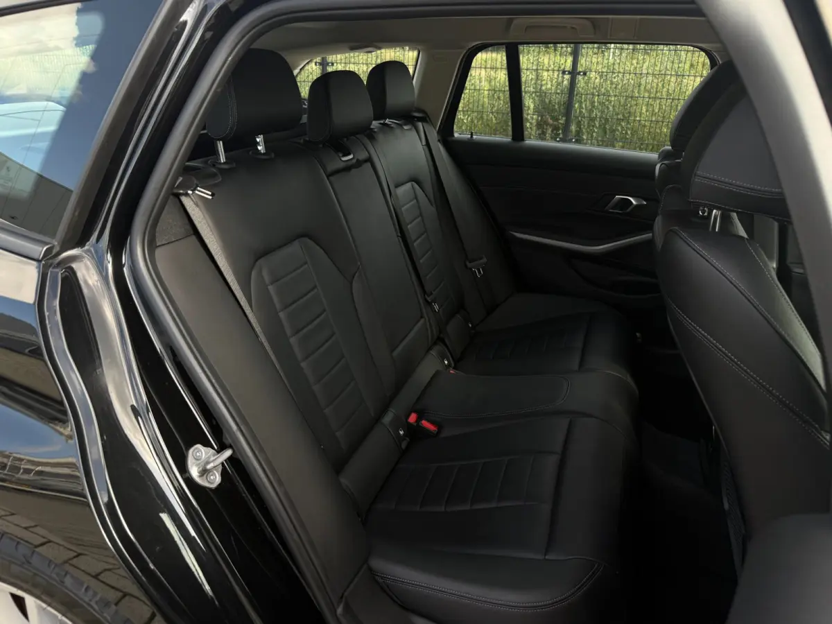 320e Business Edition Plus | Camera | Laser | Stoelverwarming | Carplay |