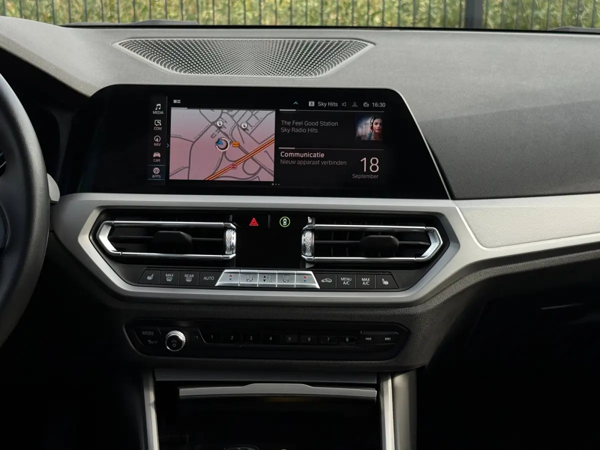 320e Business Edition Plus | Camera | Laser | Stoelverwarming | Carplay |