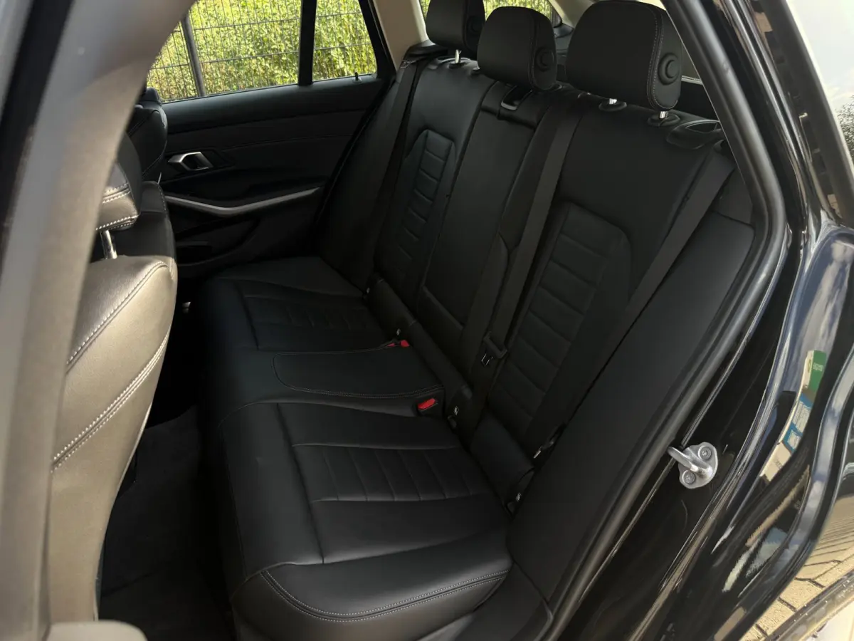 320e Business Edition Plus | Camera | Laser | Stoelverwarming | Carplay |