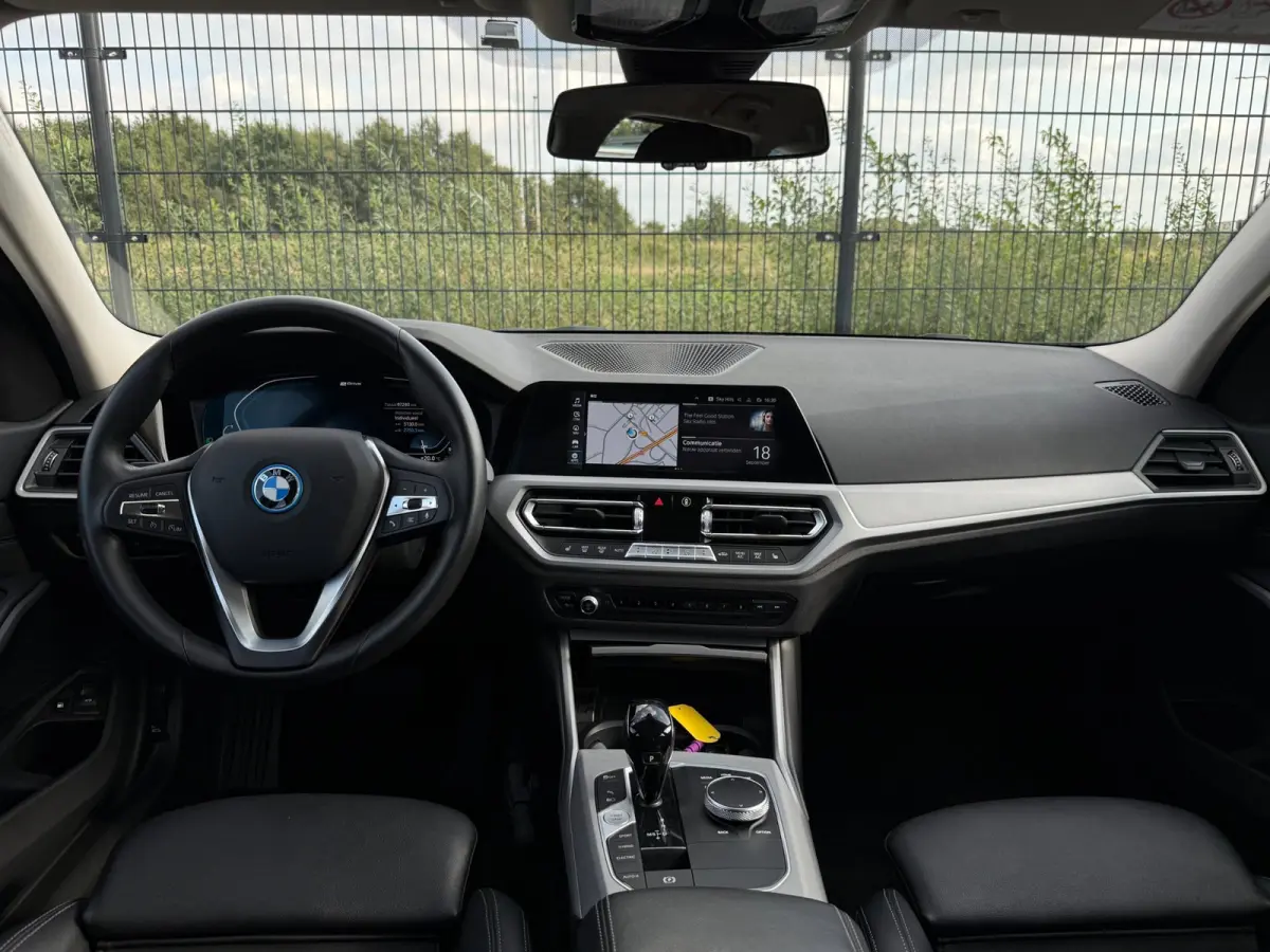 320e Business Edition Plus | Camera | Laser | Stoelverwarming | Carplay |