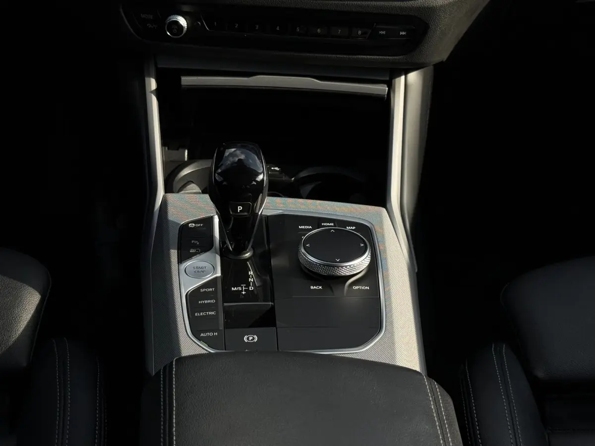 320e Business Edition Plus | Camera | Laser | Stoelverwarming | Carplay |