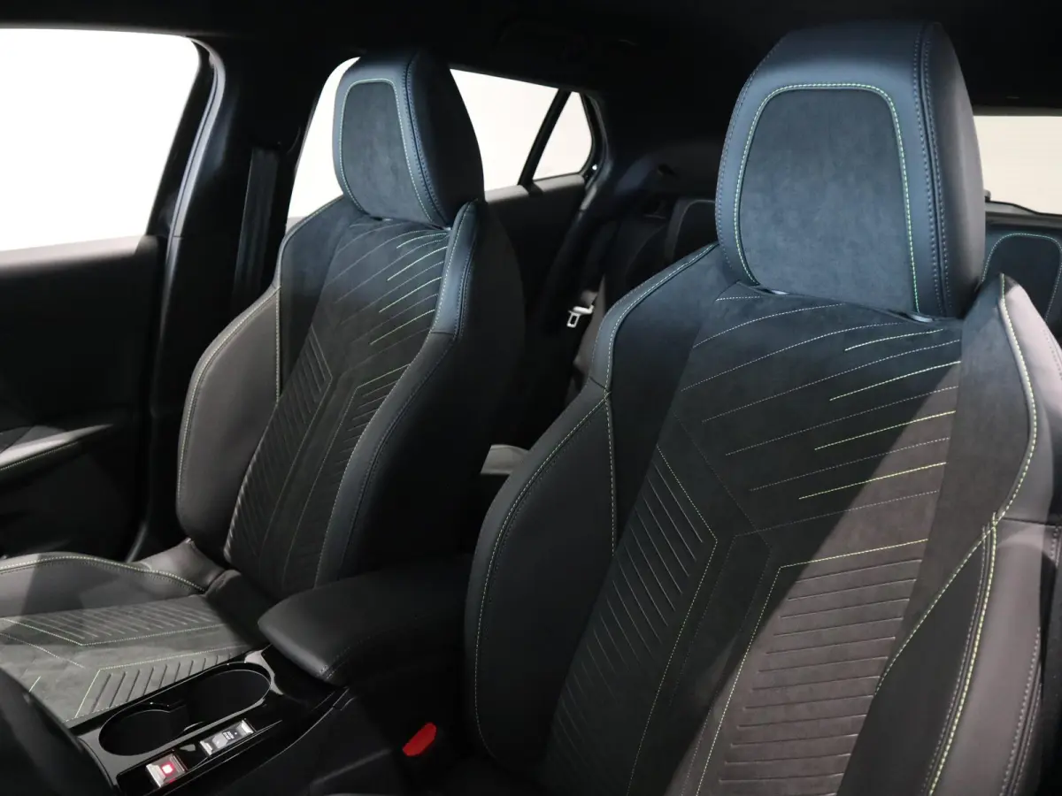 1.2 Hybrid 145 GT | Navigatie | Dodehoek detectie | 360* Camera | Alcantara | Keuze uit meerdere kleuren! | Bel voor actuele KM-Stand