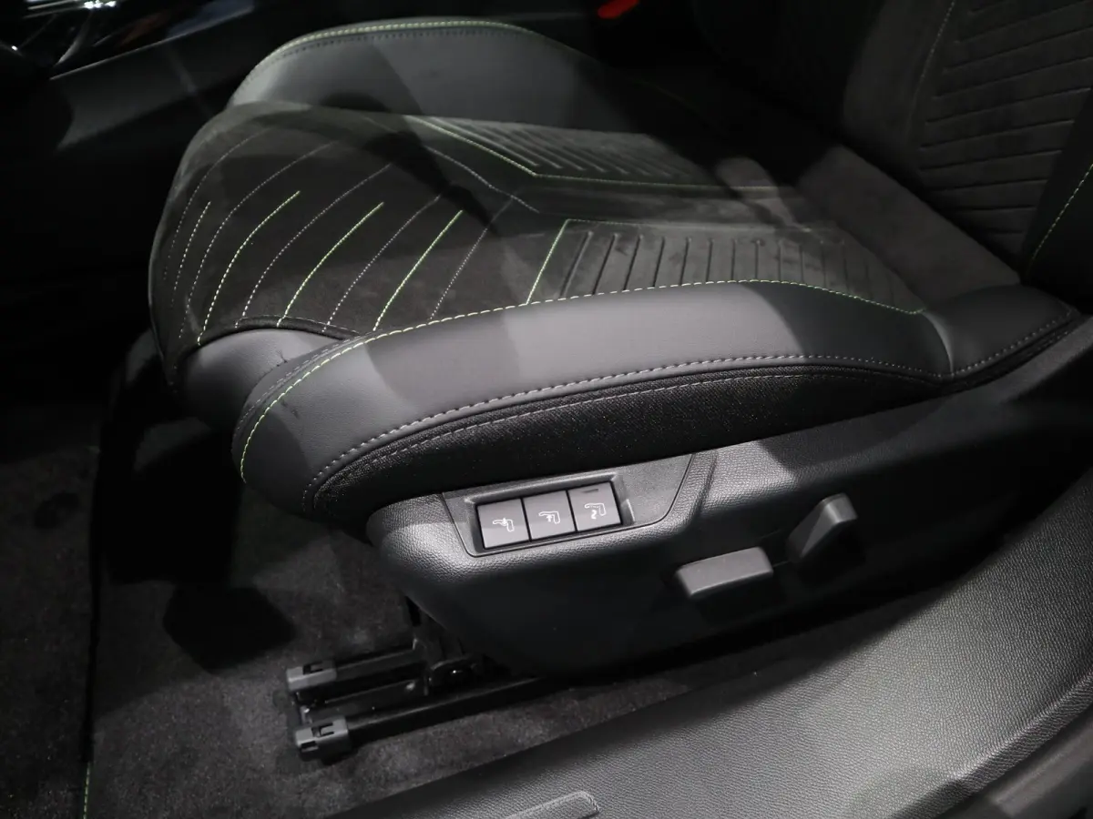 1.2 Hybrid 145 GT | Navigatie | Dodehoek detectie | 360* Camera | Alcantara | Keuze uit meerdere kleuren! | Bel voor actuele KM-Stand
