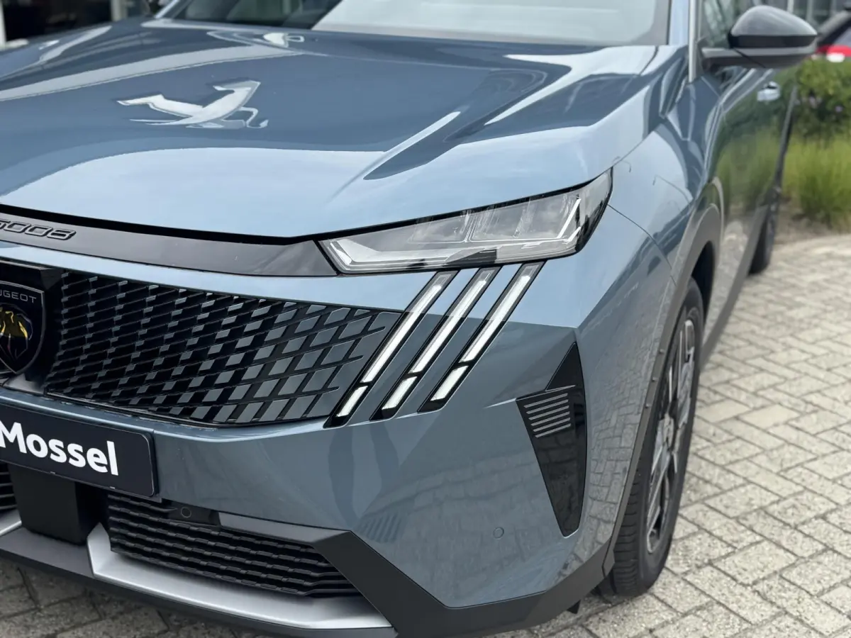 Hybrid 136 Allure l 360 Vision l Drive Assist l Panoramic Navigation l Bel voor de actuele KM-Stand