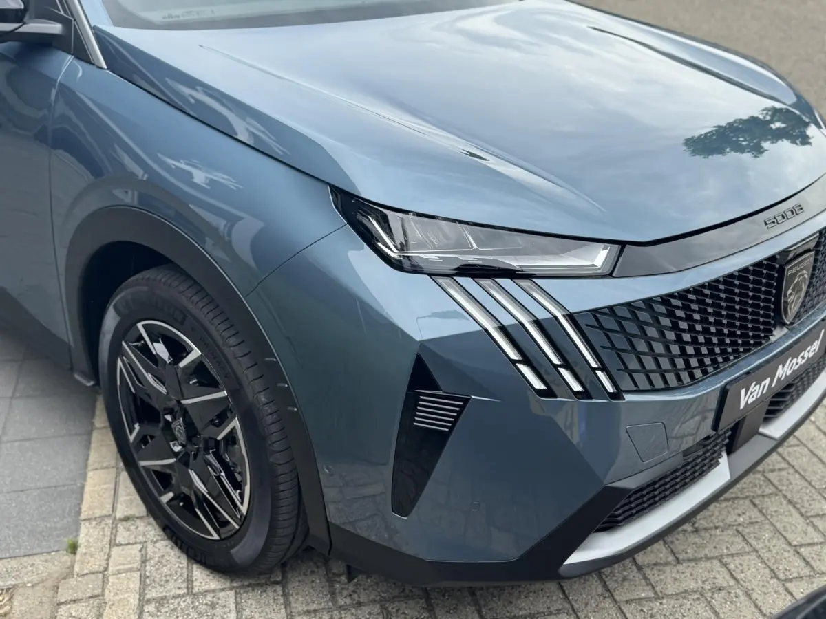 Hybrid 136 Allure l 360 Vision l Drive Assist l Panoramic Navigation l Bel voor de actuele KM-Stand