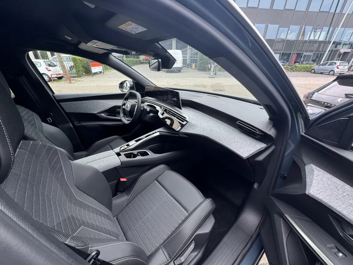Hybrid 136 Allure l 360 Vision l Drive Assist l Panoramic Navigation l Bel voor de actuele KM-Stand