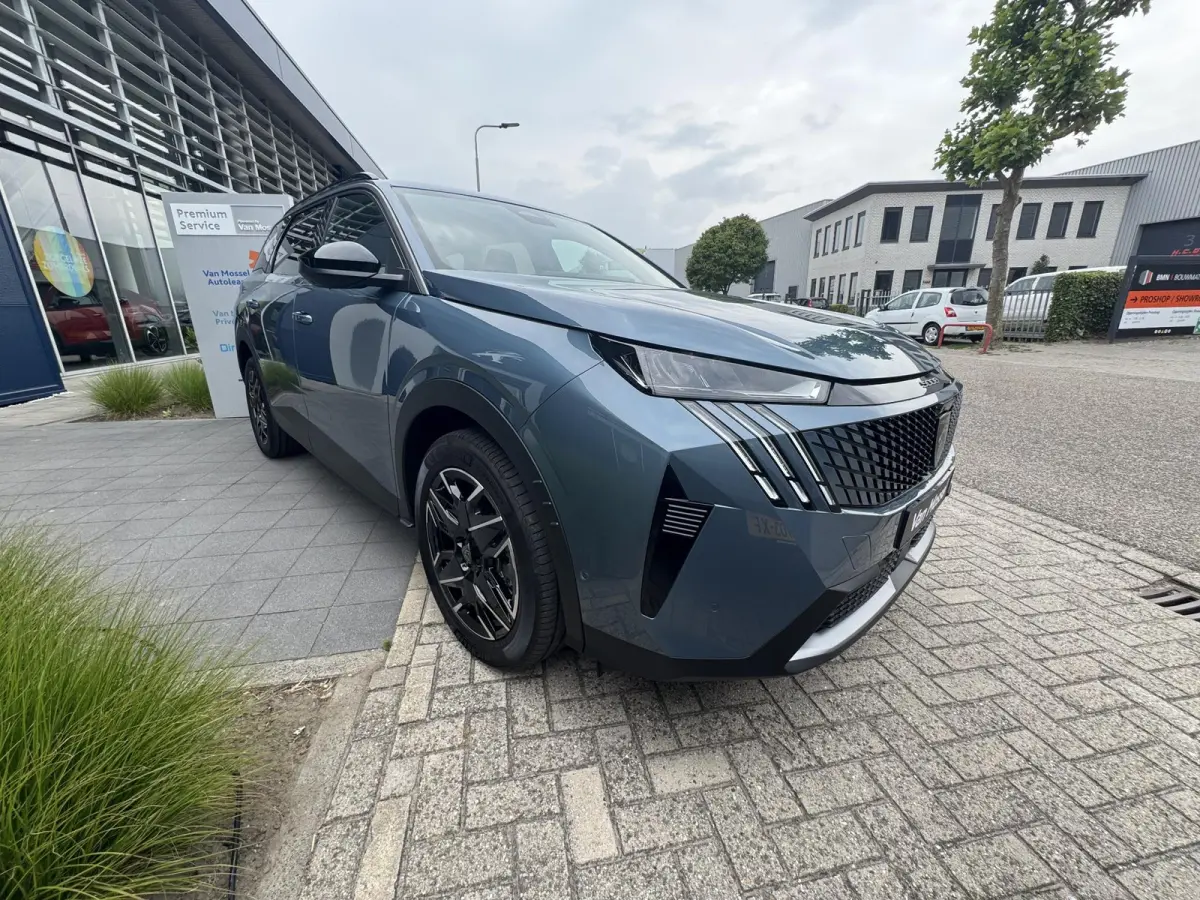 Hybrid 136 Allure l 360 Vision l Drive Assist l Panoramic Navigation l Bel voor de actuele KM-Stand