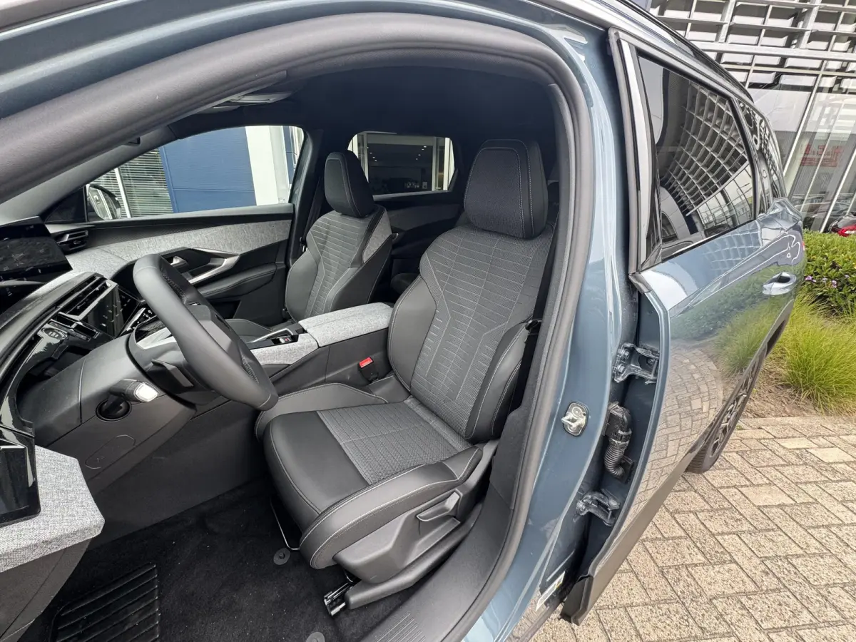 Hybrid 136 Allure l 360 Vision l Drive Assist l Panoramic Navigation l Bel voor de actuele KM-Stand