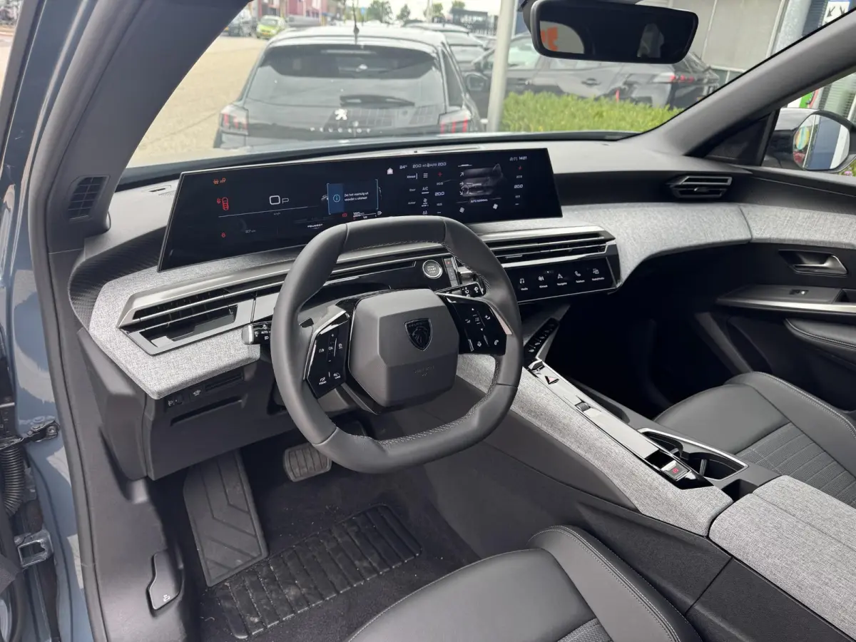 Hybrid 136 Allure l 360 Vision l Drive Assist l Panoramic Navigation l Bel voor de actuele KM-Stand