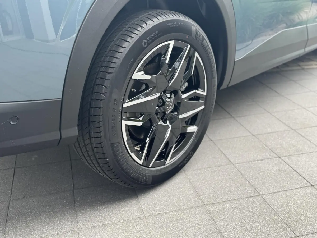 Hybrid 136 Allure l 360 Vision l Drive Assist l Panoramic Navigation l Bel voor de actuele KM-Stand