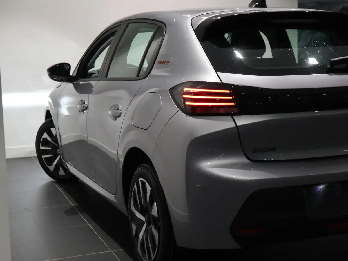 Style - NAVI - APPLE CARPLAY/ANDROID AUTO - PARKEERSENSOREN - BEL VOOR DE ACTUELE KM-STAND