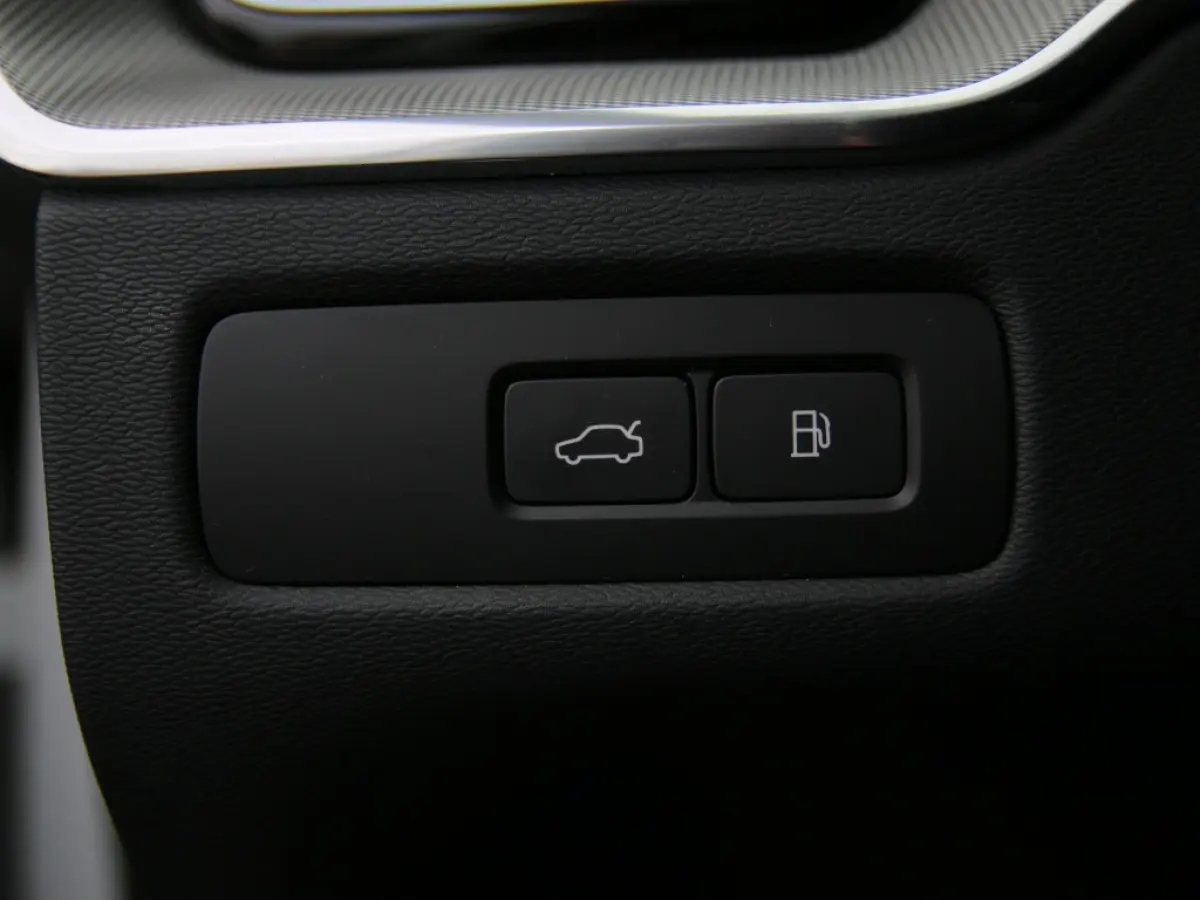 2.0 T6 AWD Ultimate Dark