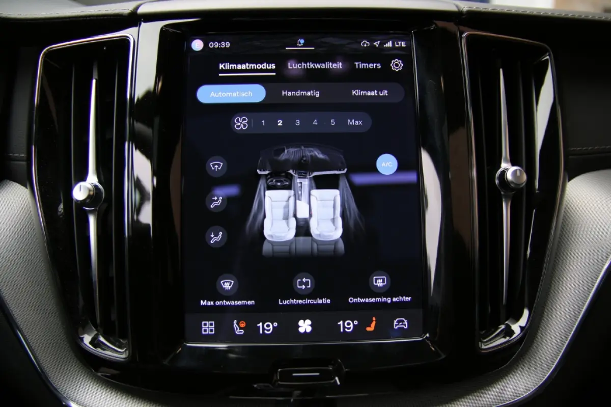 2.0 T6 AWD Ultimate Dark