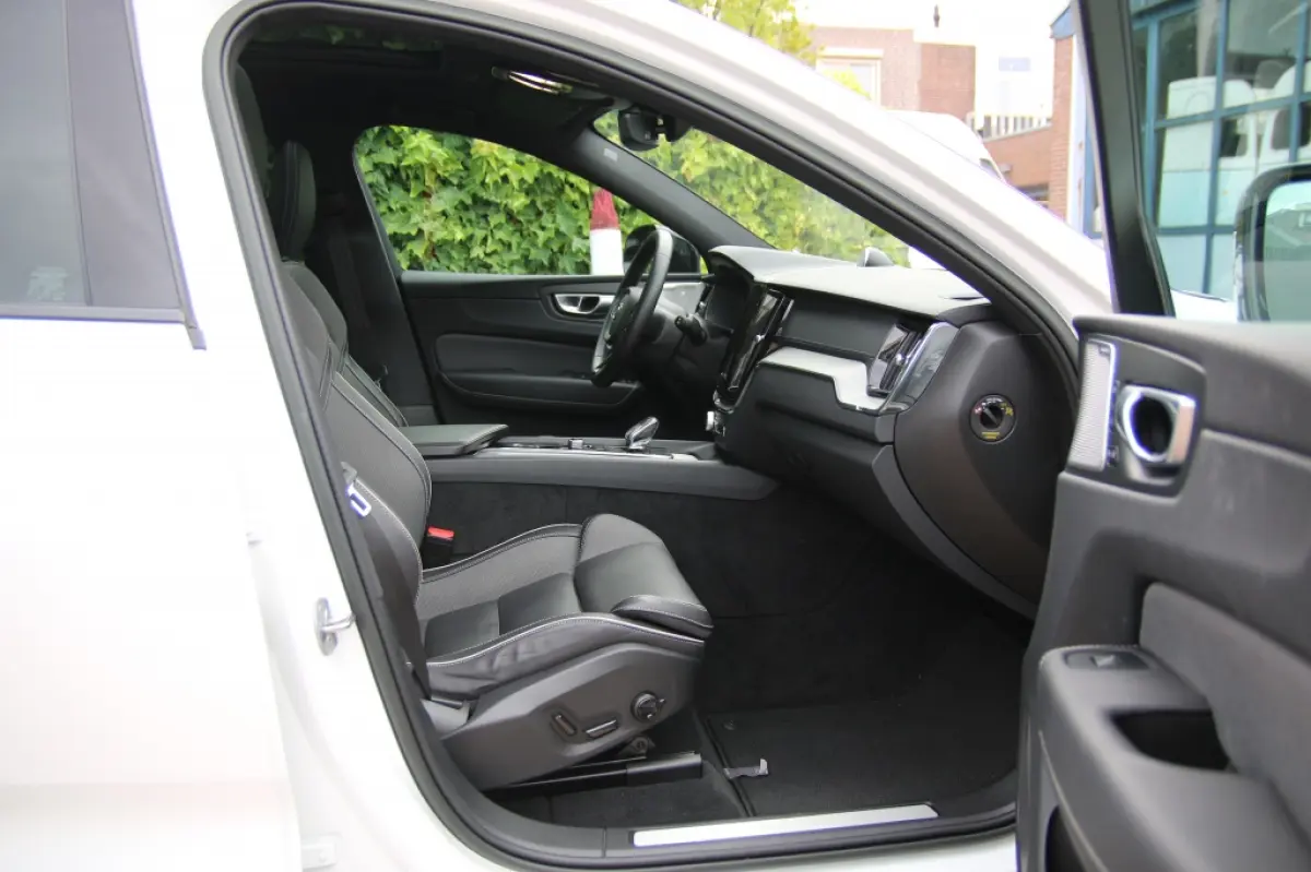 2.0 T6 AWD Ultimate Dark