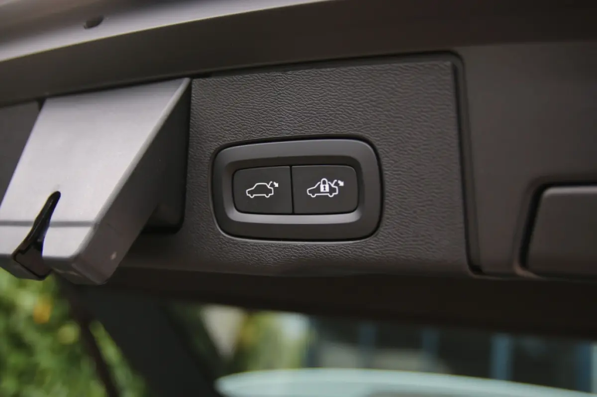 2.0 T6 AWD Ultimate Dark