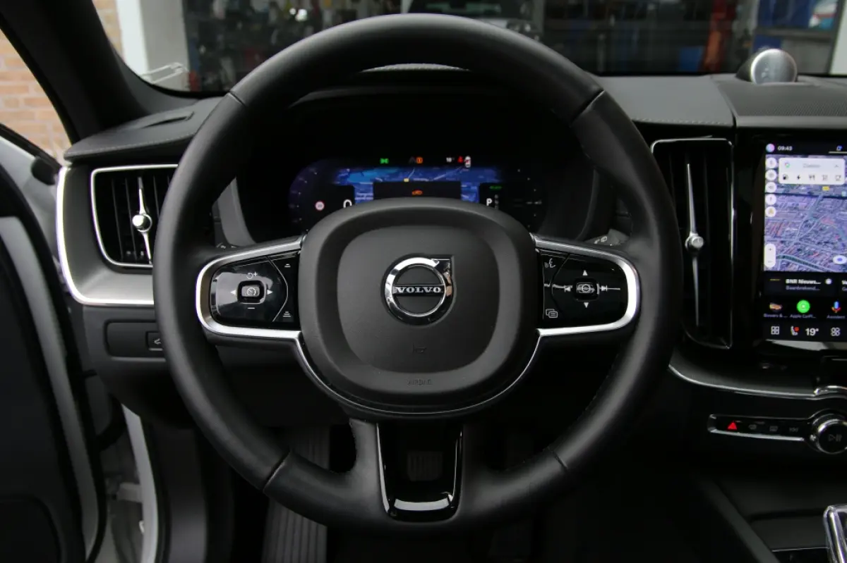 2.0 T6 AWD Ultimate Dark
