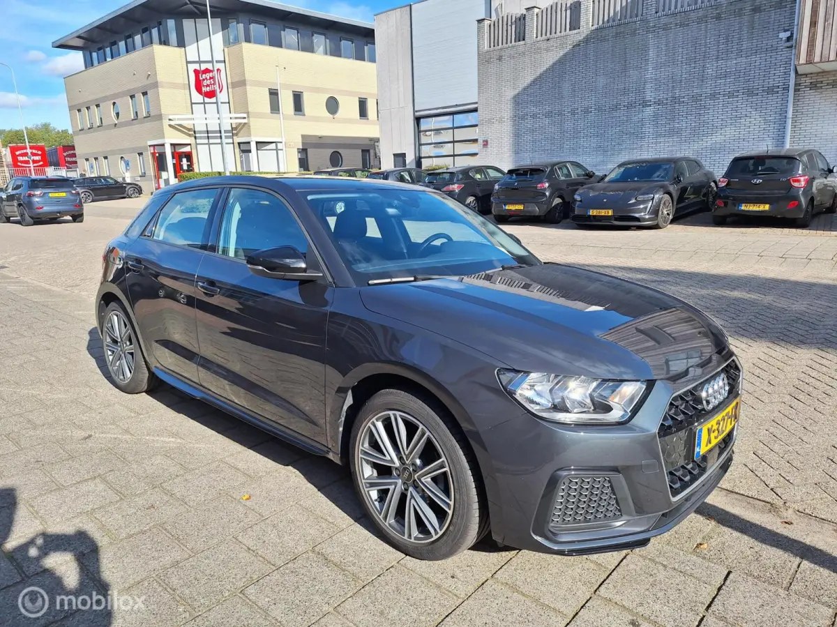 25 TFSI ADVANCED EDITION • Carplay •