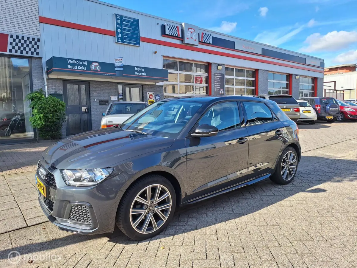 25 TFSI ADVANCED EDITION • Carplay •