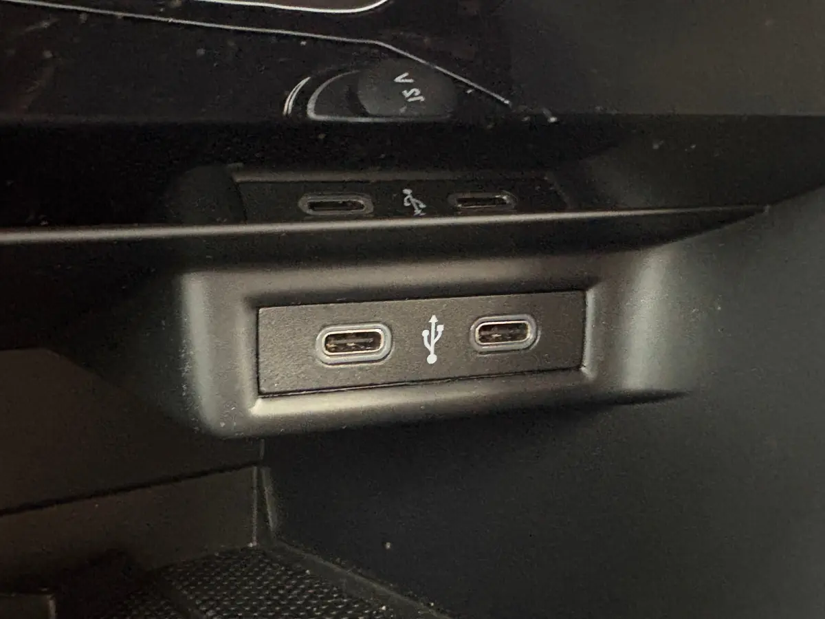 Apple Carplay/Android Auto | Trekhaak geremd 1300 kg | All-season banden | Airco | Cruise control adaptief | Parkeersensoren | Apple Carplay/Android Auto | Trekhaak geremd 1300 kg | All-seas