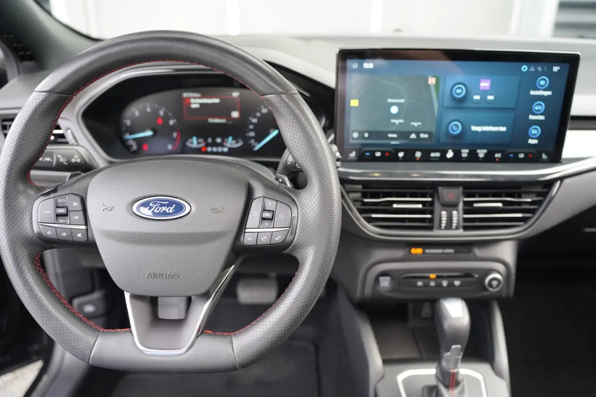 1.0 EcoBoost Hybrid ST Line X AUT Pano Trek Navi Led Pdc