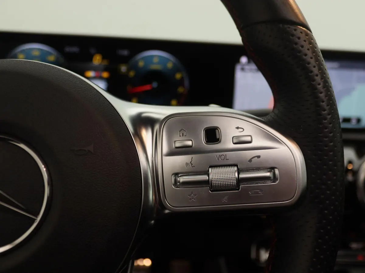 180 Business Solution AMG | Panoramadak | Stoelverwarming | Camera | Navigatie |