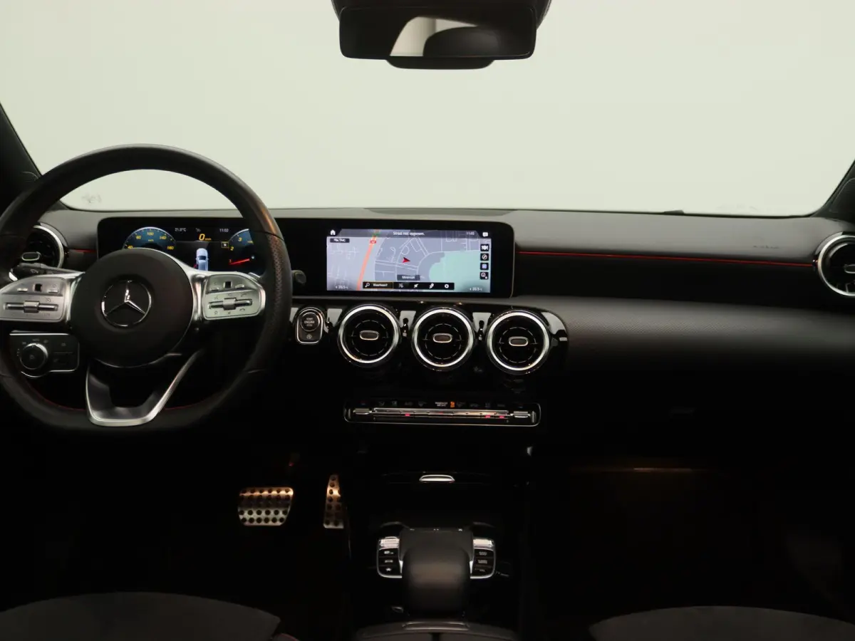 180 Business Solution AMG | Panoramadak | Stoelverwarming | Camera | Navigatie |