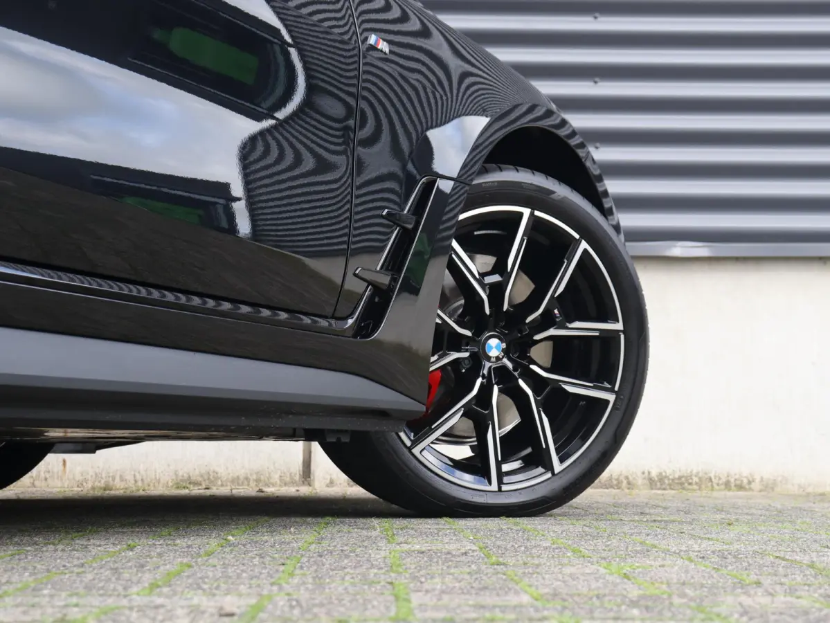 eDrive40 | M Sportpakket Pro | Comfort Access | Getint Glas | Hi-Fi | Adaptive Cruise Control | Laserlight | Stuurwiel Verwarmd | SoH 100% | 19'' LMV