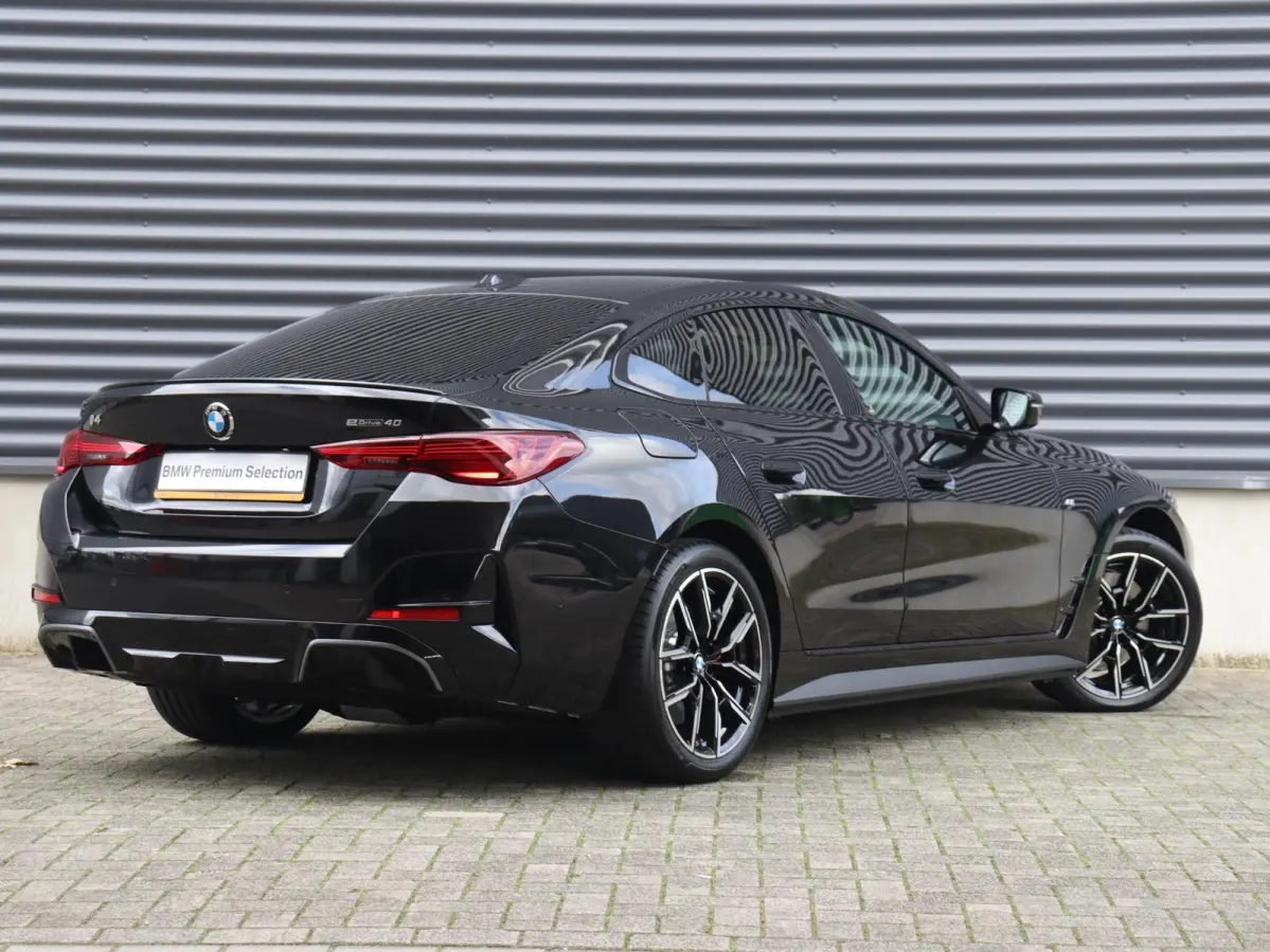 eDrive40 | M Sportpakket Pro | Comfort Access | Getint Glas | Hi-Fi | Adaptive Cruise Control | Laserlight | Stuurwiel Verwarmd | SoH 100% | 19'' LMV