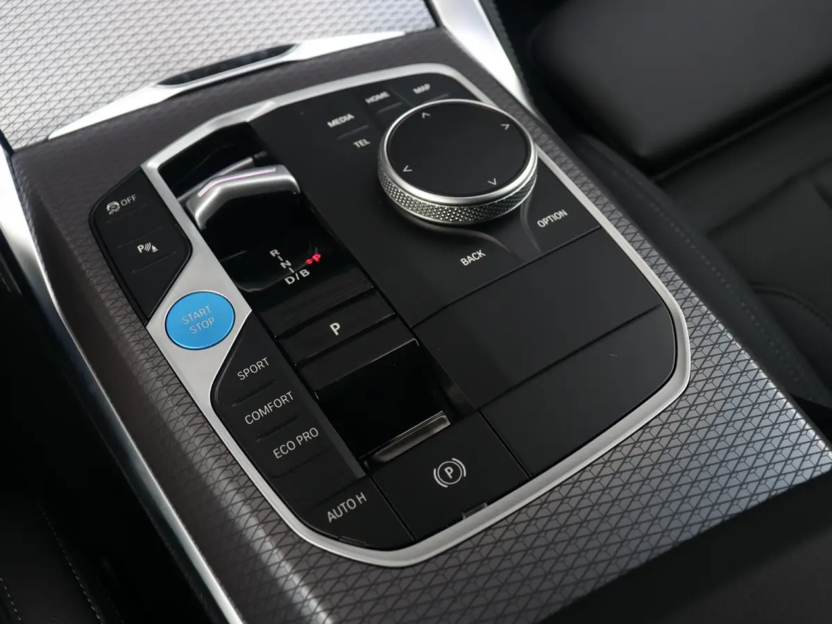 eDrive40 | M Sportpakket Pro | Comfort Access | Getint Glas | Hi-Fi | Adaptive Cruise Control | Laserlight | Stuurwiel Verwarmd | SoH 100% | 19'' LMV