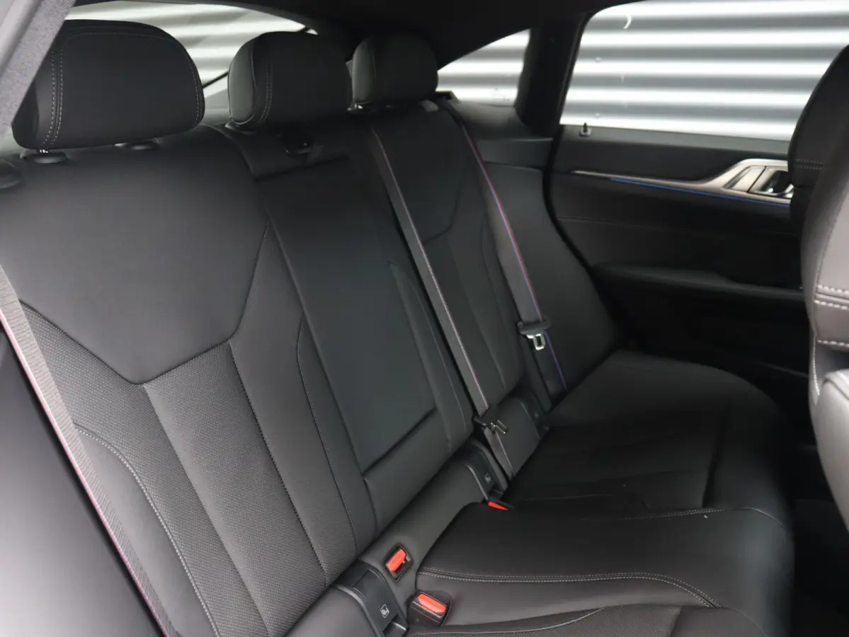 eDrive40 | M Sportpakket Pro | Comfort Access | Getint Glas | Hi-Fi | Adaptive Cruise Control | Laserlight | Stuurwiel Verwarmd | SoH 100% | 19'' LMV