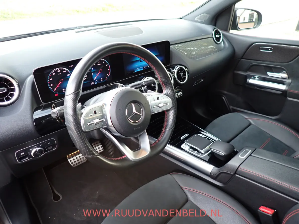 180 AMG-LINE / CAMERA / CARPLAY / TREKHAAK / SCHUIF-KANTEL