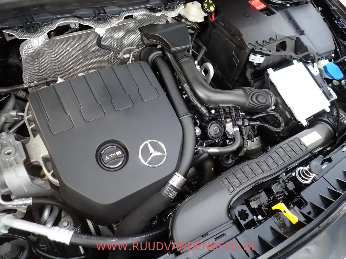 180 AMG-LINE / CAMERA / CARPLAY / TREKHAAK / SCHUIF-KANTEL
