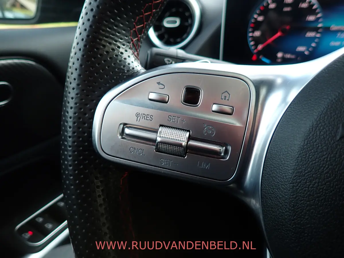 180 AMG-LINE / CAMERA / CARPLAY / TREKHAAK / SCHUIF-KANTEL