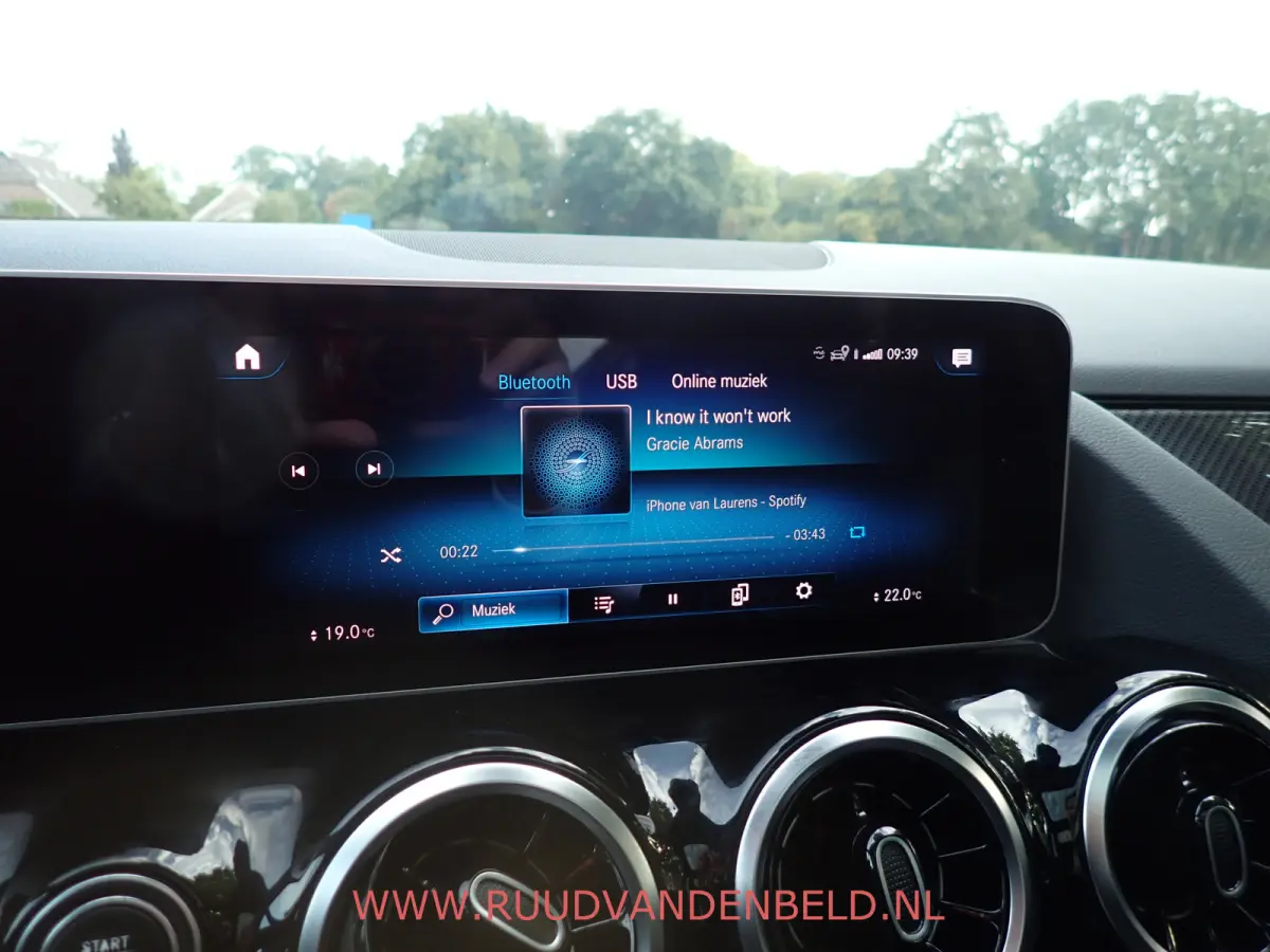 180 AMG-LINE / CAMERA / CARPLAY / TREKHAAK / SCHUIF-KANTEL