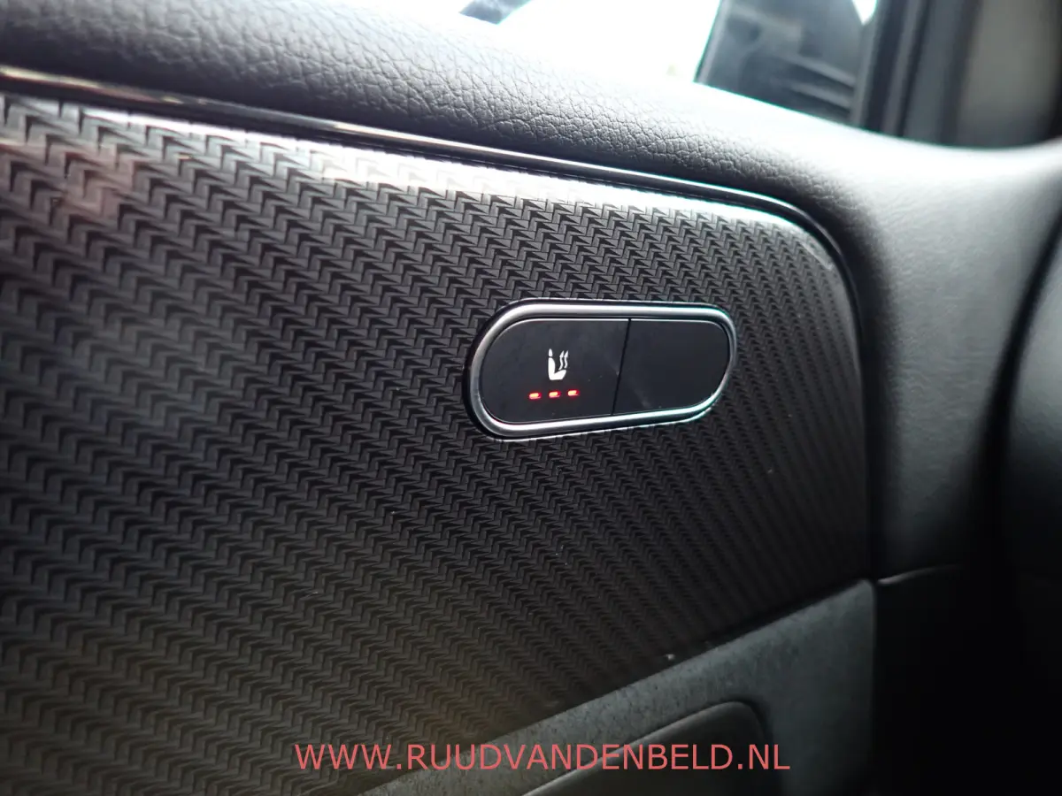 180 AMG-LINE / CAMERA / CARPLAY / TREKHAAK / SCHUIF-KANTEL