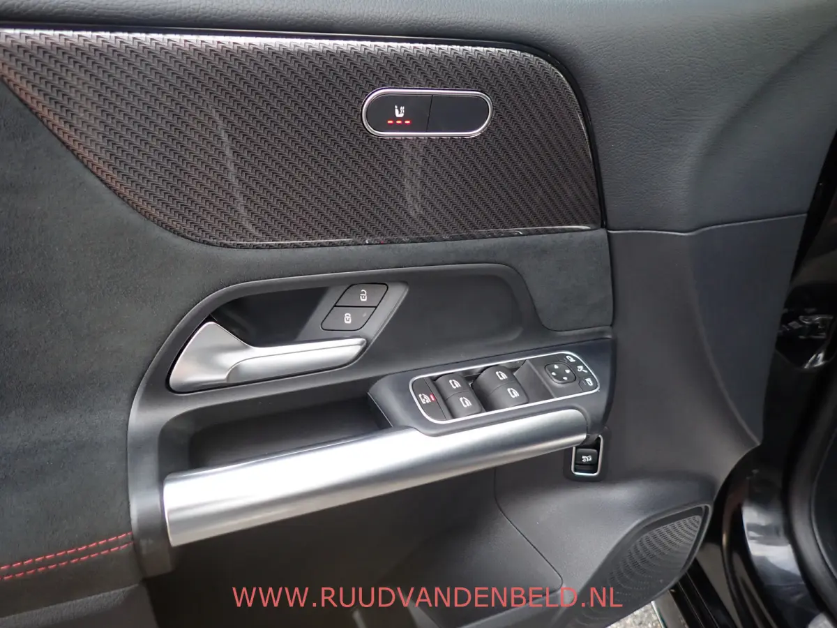 180 AMG-LINE / CAMERA / CARPLAY / TREKHAAK / SCHUIF-KANTEL