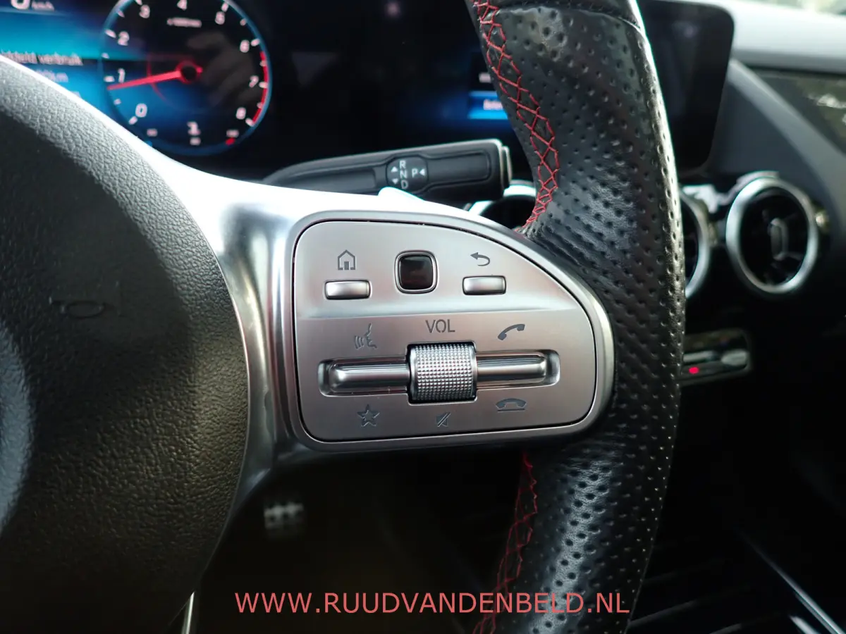 180 AMG-LINE / CAMERA / CARPLAY / TREKHAAK / SCHUIF-KANTEL