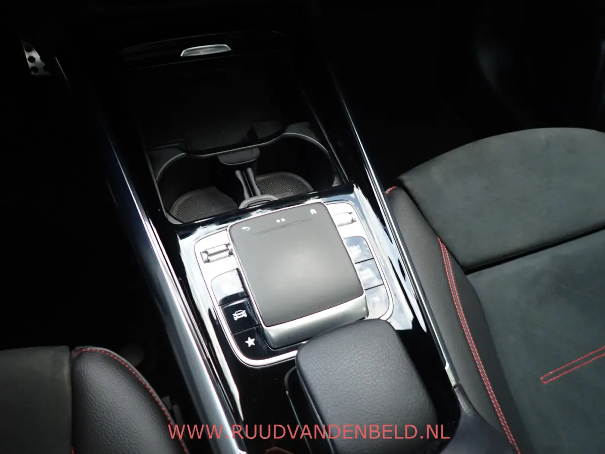 180 AMG-LINE / CAMERA / CARPLAY / TREKHAAK / SCHUIF-KANTEL