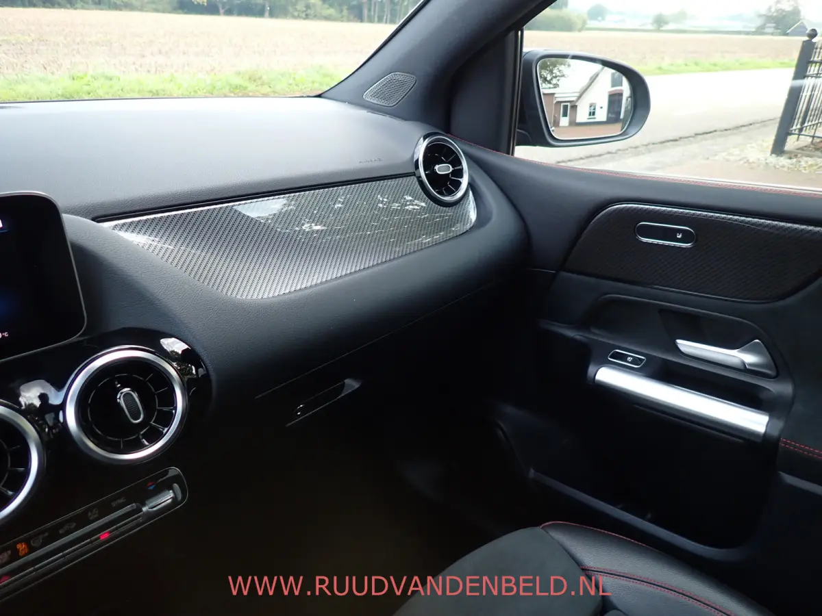 180 AMG-LINE / CAMERA / CARPLAY / TREKHAAK / SCHUIF-KANTEL