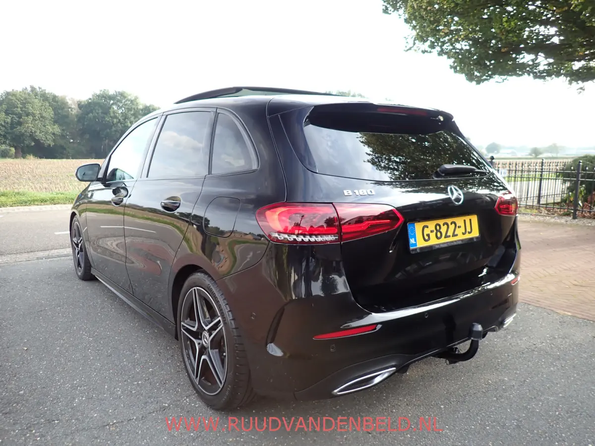 180 AMG-LINE / CAMERA / CARPLAY / TREKHAAK / SCHUIF-KANTEL