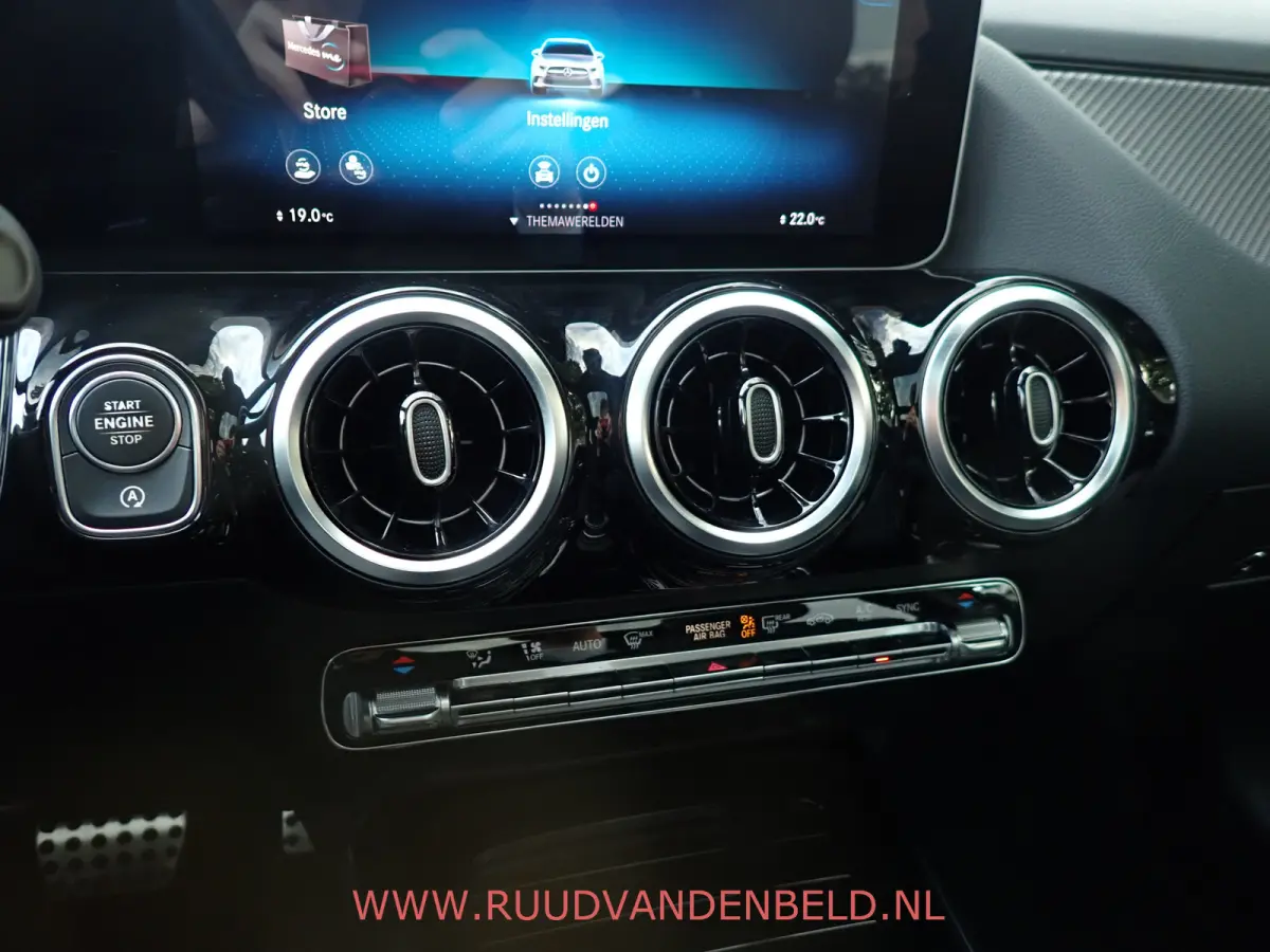180 AMG-LINE / CAMERA / CARPLAY / TREKHAAK / SCHUIF-KANTEL