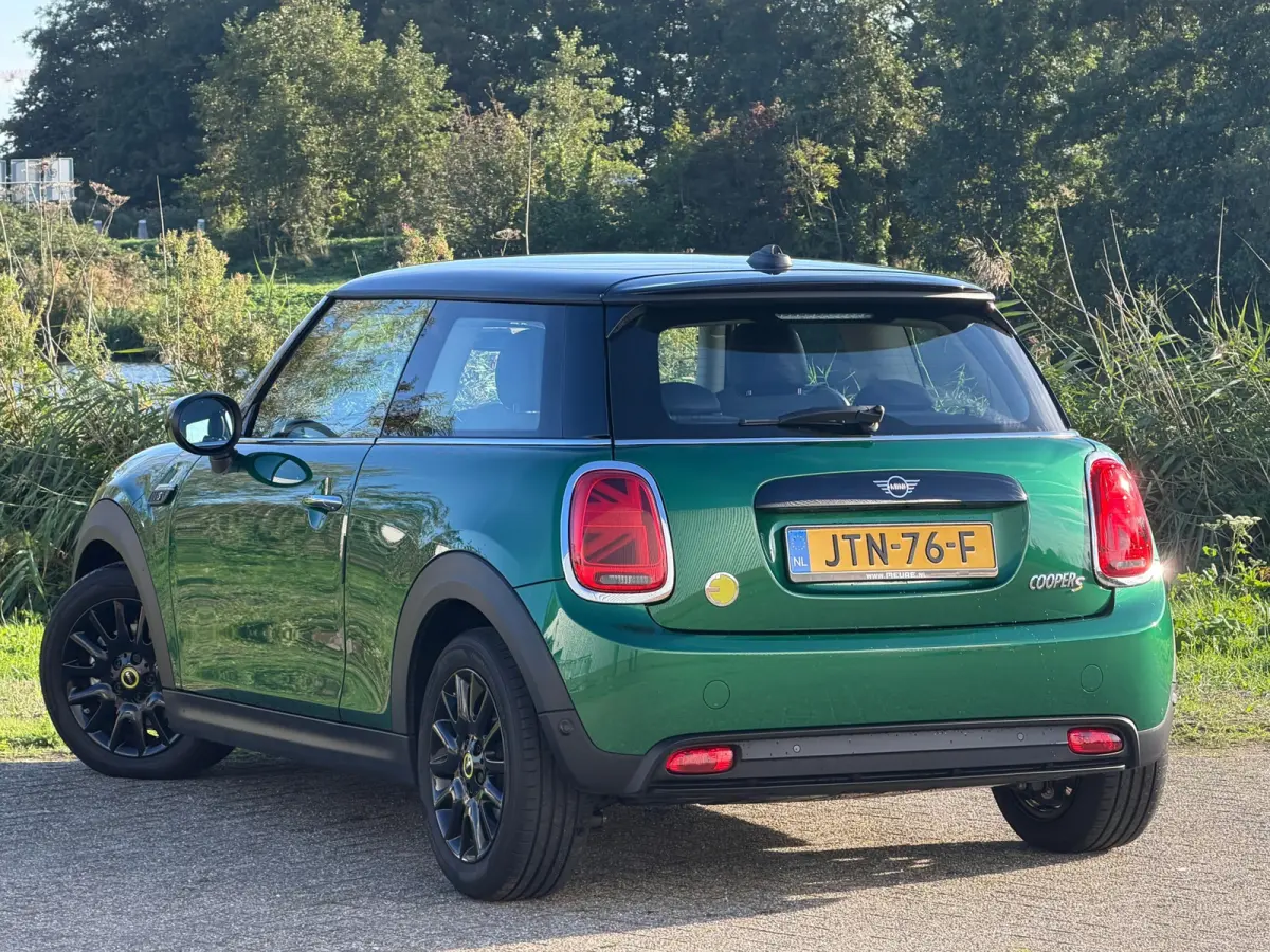 Classic Trim SE 33 kWh - British Racing Green/Black Pearl - Carplay/Sport seats - Nwstaat